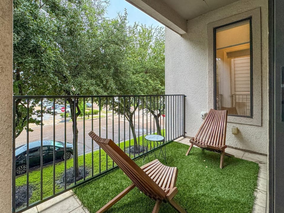 Near Midtown Downtown Games WiFi Balcony Pets House in Houston