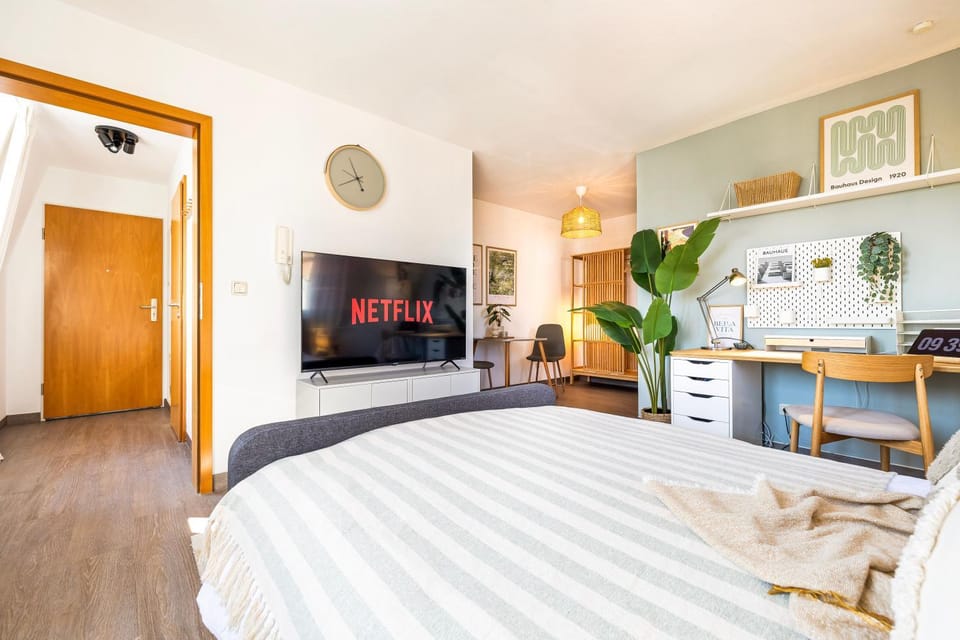 Bed, TV and multimedia, Photo of the whole room, Seating area, Bedroom