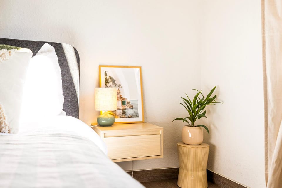 Photo of the whole room, Bedroom