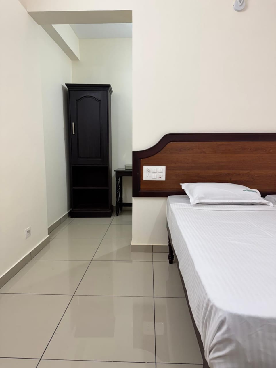 Photo of the whole room, Bedroom, wardrobe