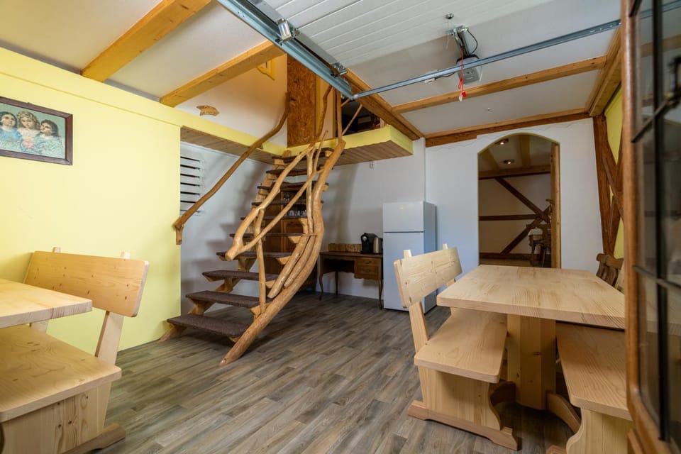 Kitchen or kitchenette, Living room, Seating area, Dining area