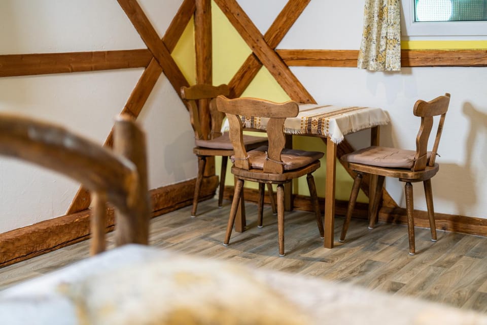 Bed, Photo of the whole room, Seating area