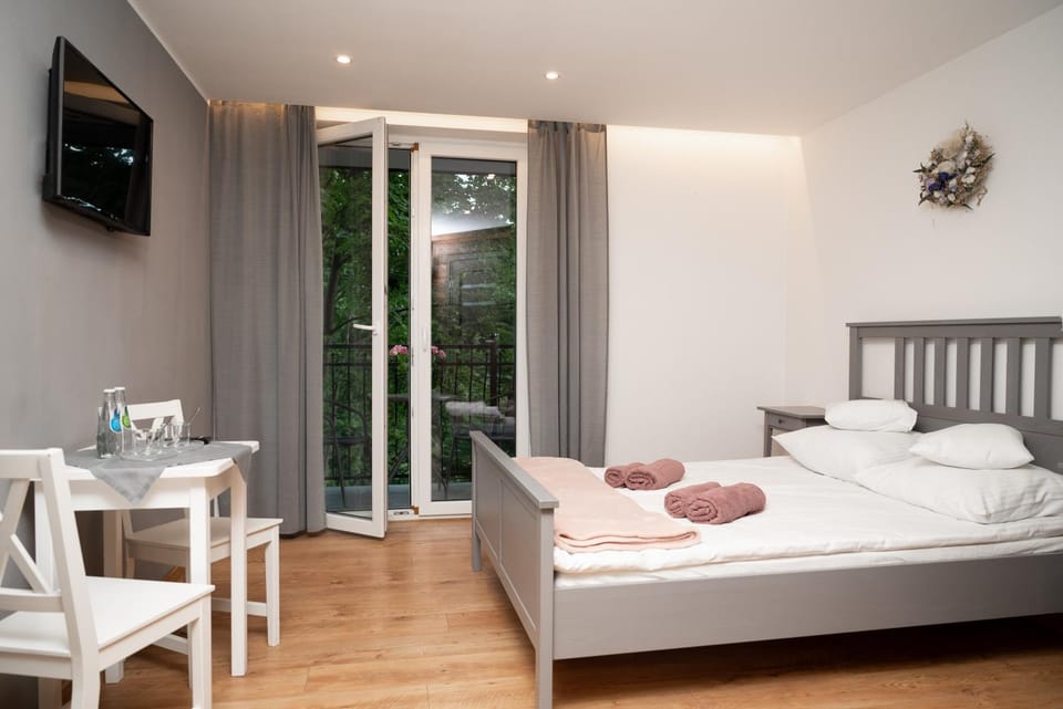 Bed, TV and multimedia, Living room, Photo of the whole room, Seating area, Bedroom, towels