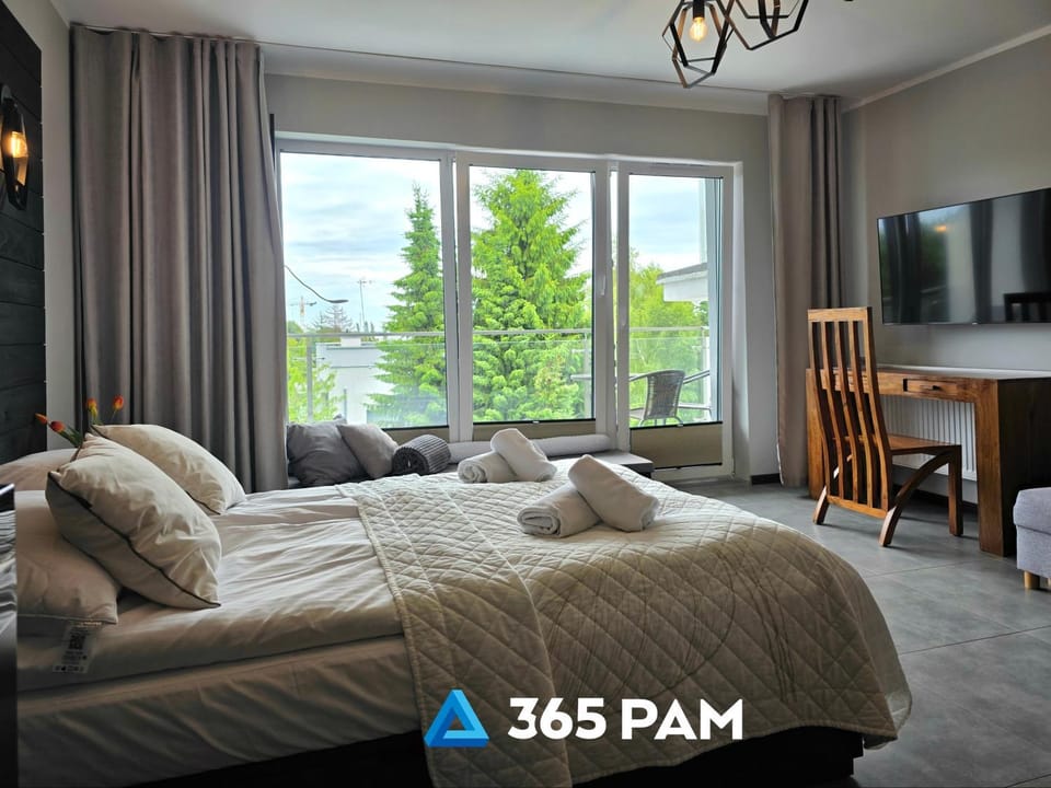 Bed, TV and multimedia, Living room, Photo of the whole room, Seating area, Bedroom