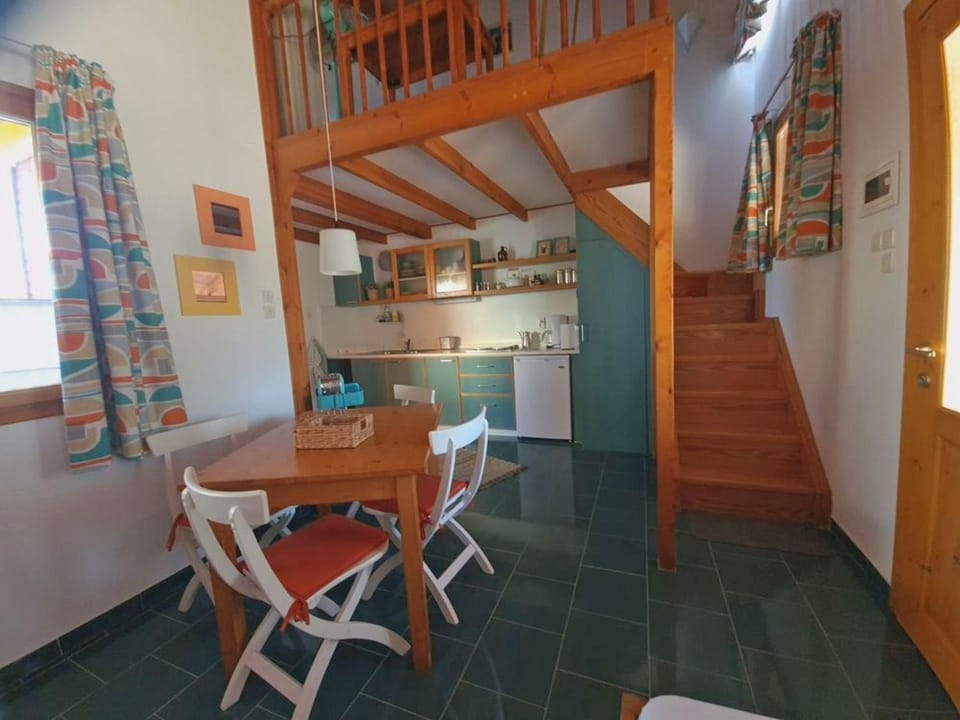 Kitchen or kitchenette, Seating area