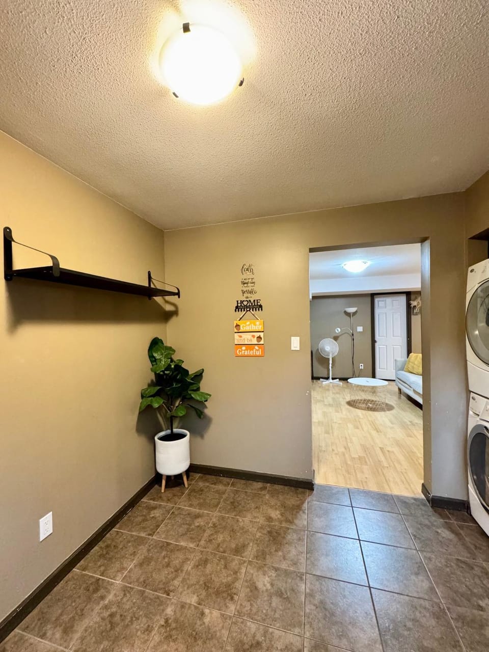 Charming 2-bedroom Basement Suite with Free Parking House in British Columbia