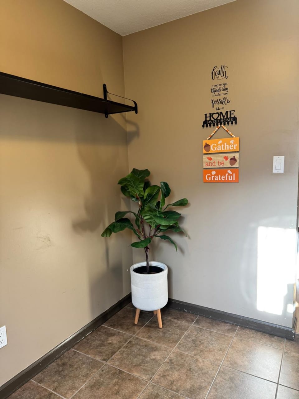 Charming 2-bedroom Basement Suite with Free Parking House in British Columbia