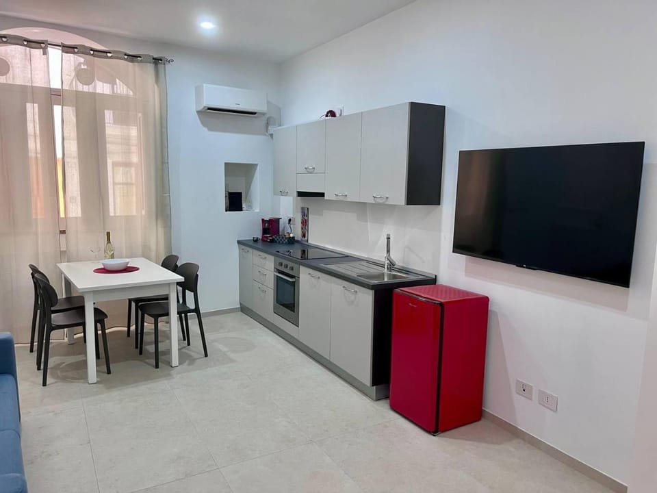 TV and multimedia, Kitchen or kitchenette, Dining area, oven, stove