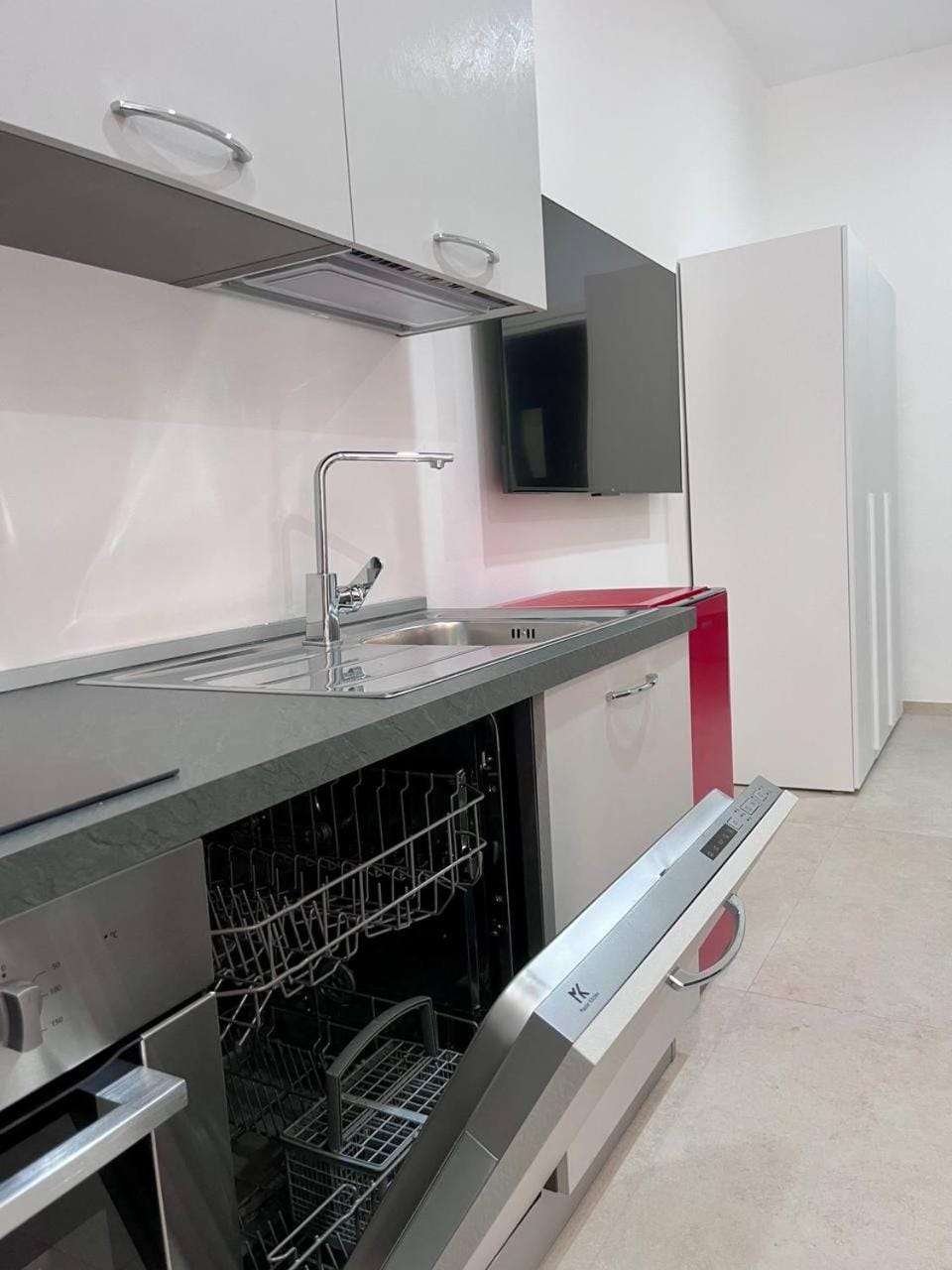 Kitchen or kitchenette, dishwasher, stove