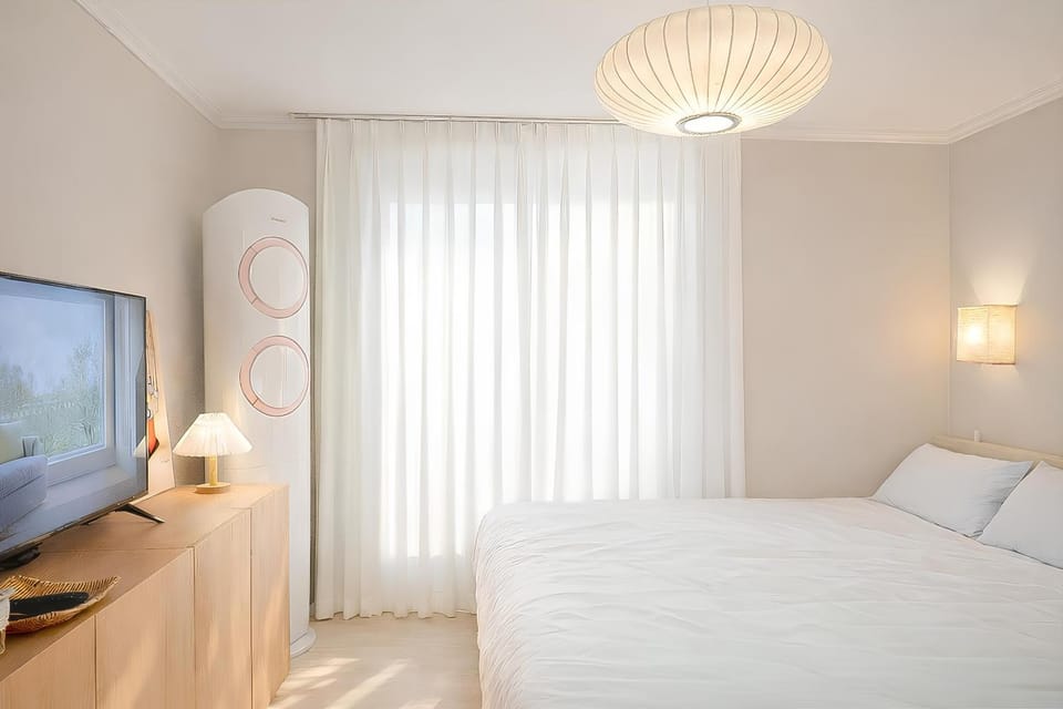 Bed, TV and multimedia, Decorative detail, Bedroom, air conditioner