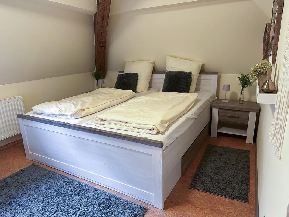 Photo of the whole room, Bedroom
