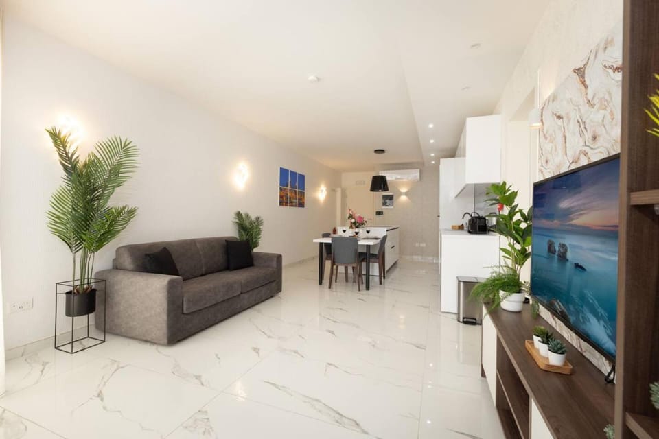 Ivory Suites Penthouse w hot tub by Homely! Apartment in Saint Paul's Bay