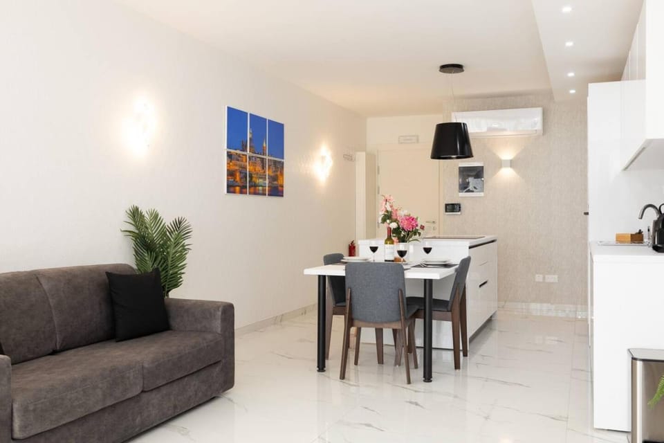 Ivory Suites Penthouse w hot tub by Homely! Apartment in Saint Paul's Bay