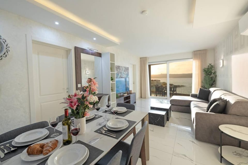 Ivory Suites Penthouse w hot tub by Homely! Apartment in Saint Paul's Bay