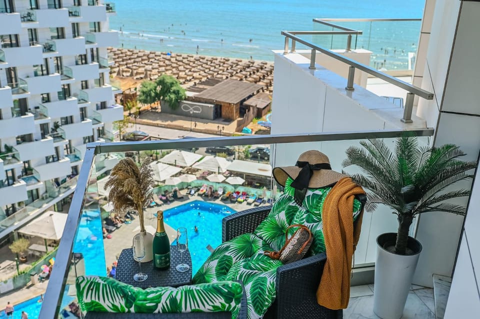Raw Seaview Apartment in Infinity Pool&Spa-parking Apartment in Constanța County