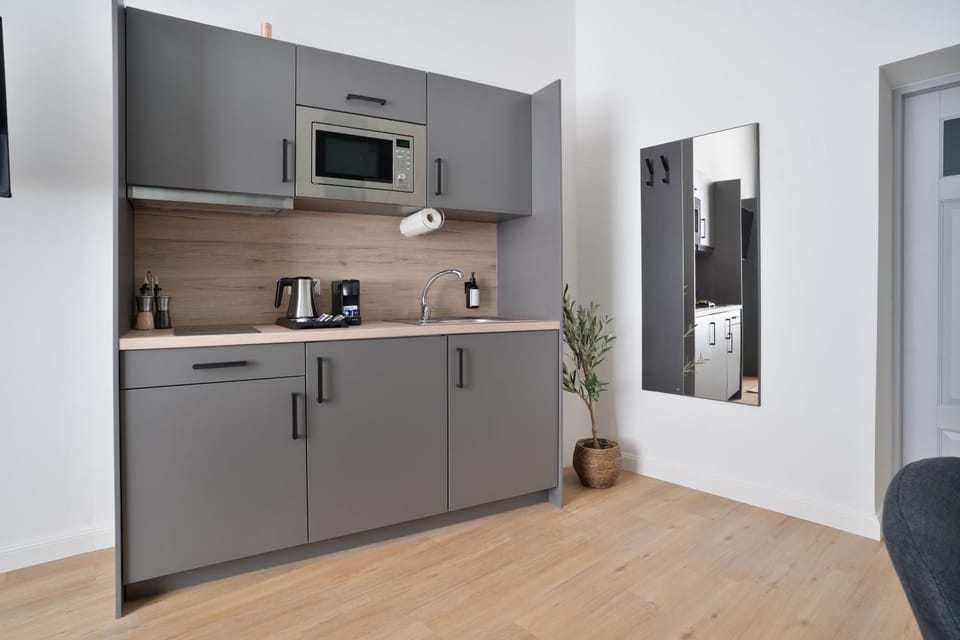 Coffee/tea facilities, Kitchen or kitchenette, oven, stove, toaster