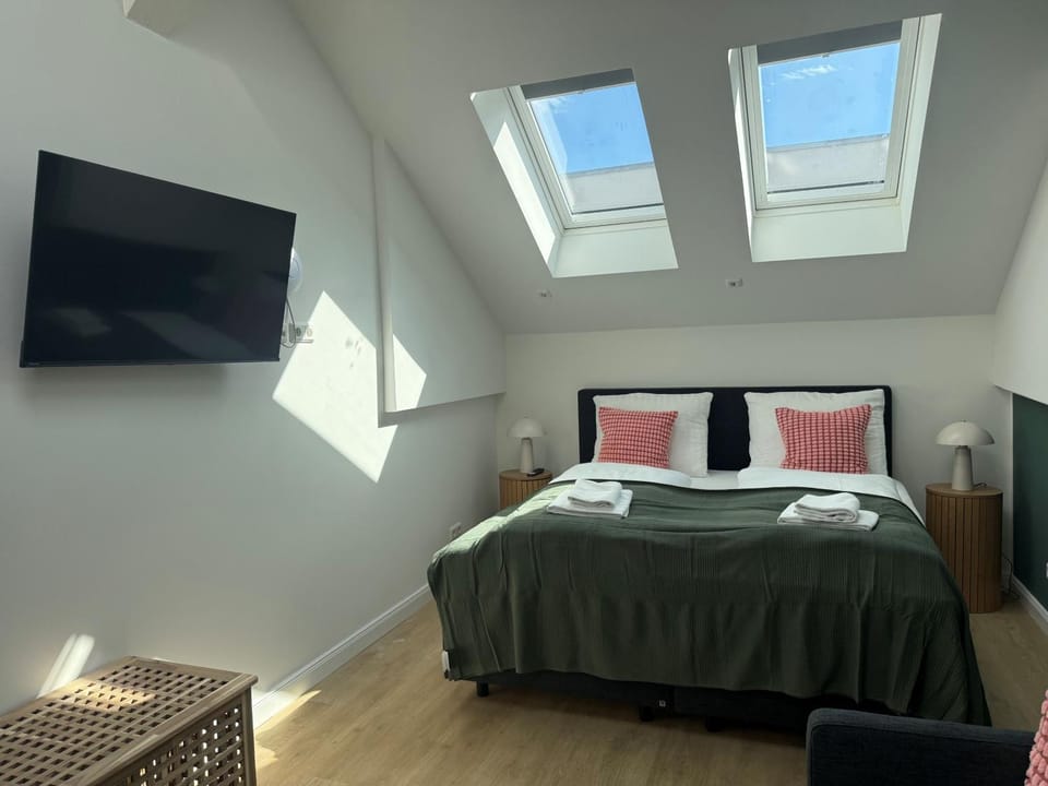 Bed, TV and multimedia, Photo of the whole room, Bedroom