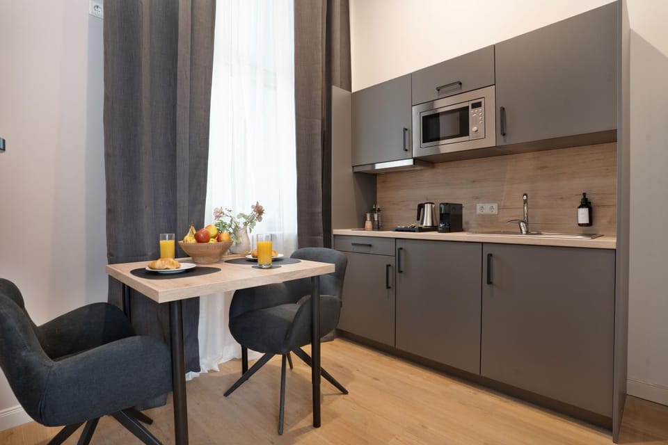 Coffee/tea facilities, Kitchen or kitchenette, Dining area, stove