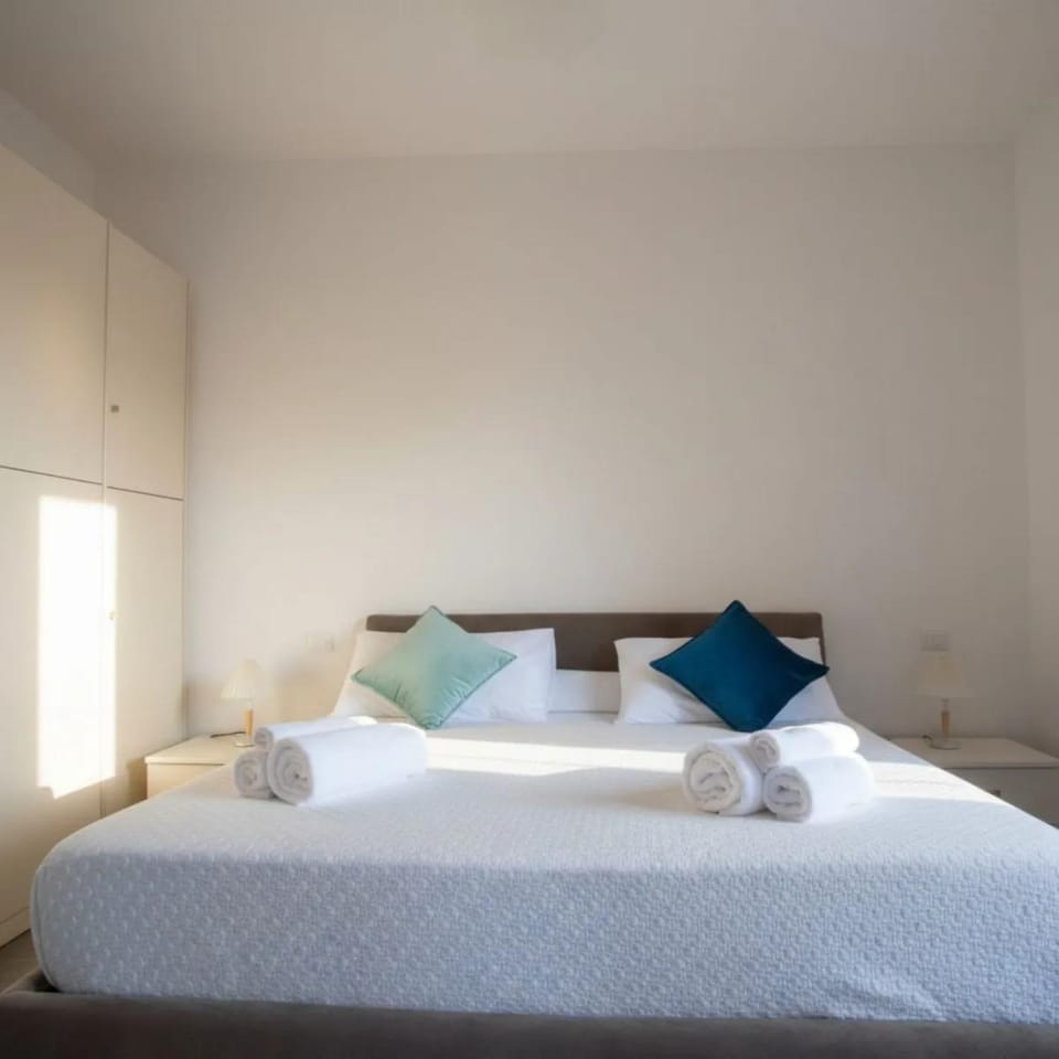 Bed, Bedroom, towels