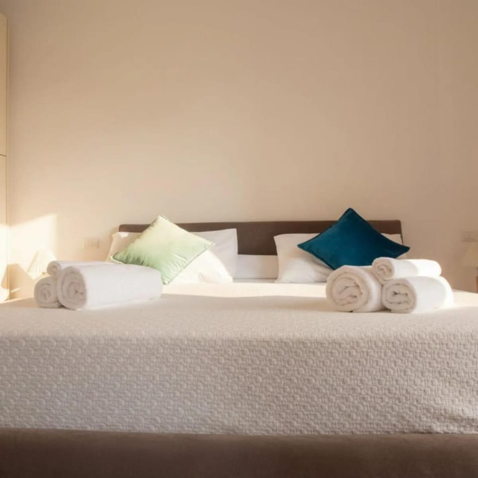 Bed, Bedroom, towels