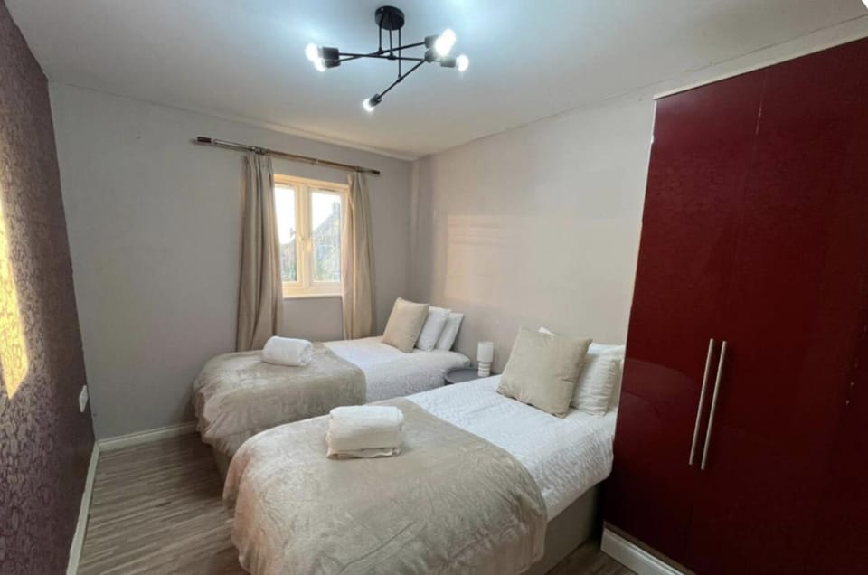 Bed, Bedroom, towels