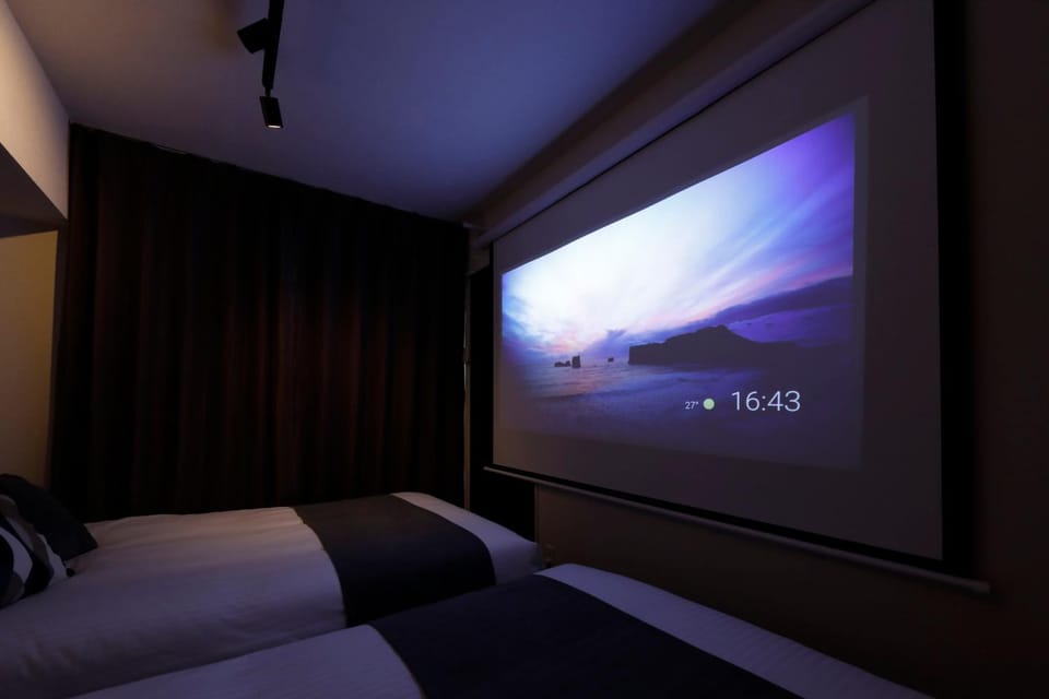 Bed, TV and multimedia, Bedroom