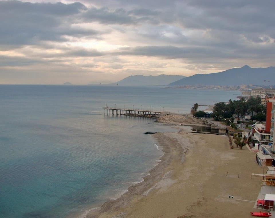 ATTICO SUL MARE con balcone sulla spiaggia e terrazza solarium di 25 mq Apartment in Pietra Ligure