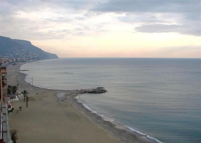 ATTICO SUL MARE con balcone sulla spiaggia e terrazza solarium di 25 mq Apartment in Pietra Ligure