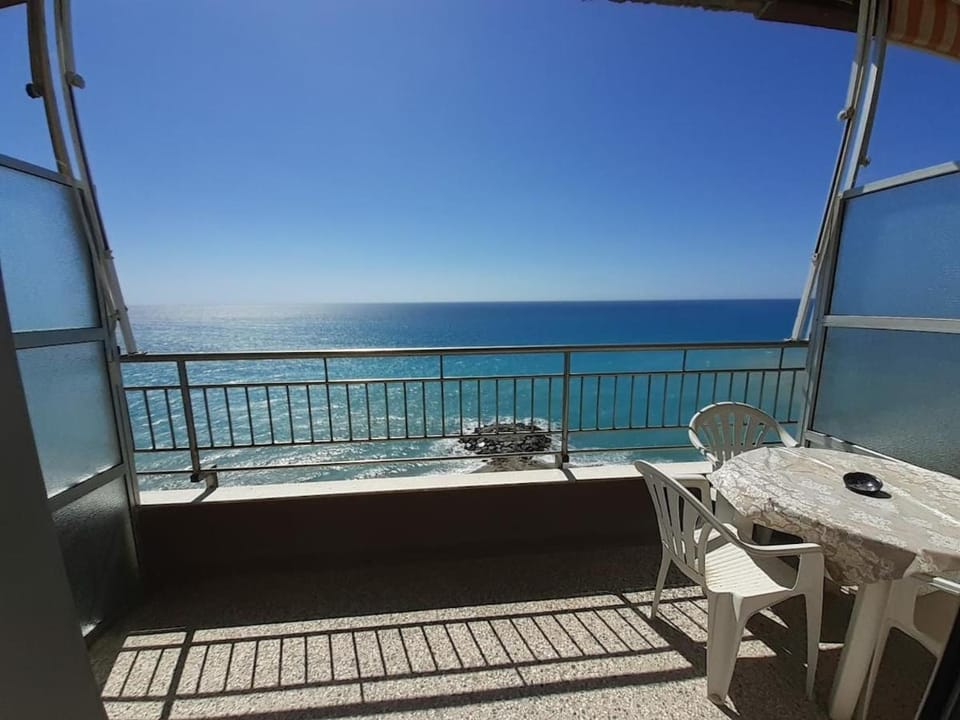 ATTICO SUL MARE con balcone sulla spiaggia e terrazza solarium di 25 mq Apartment in Pietra Ligure