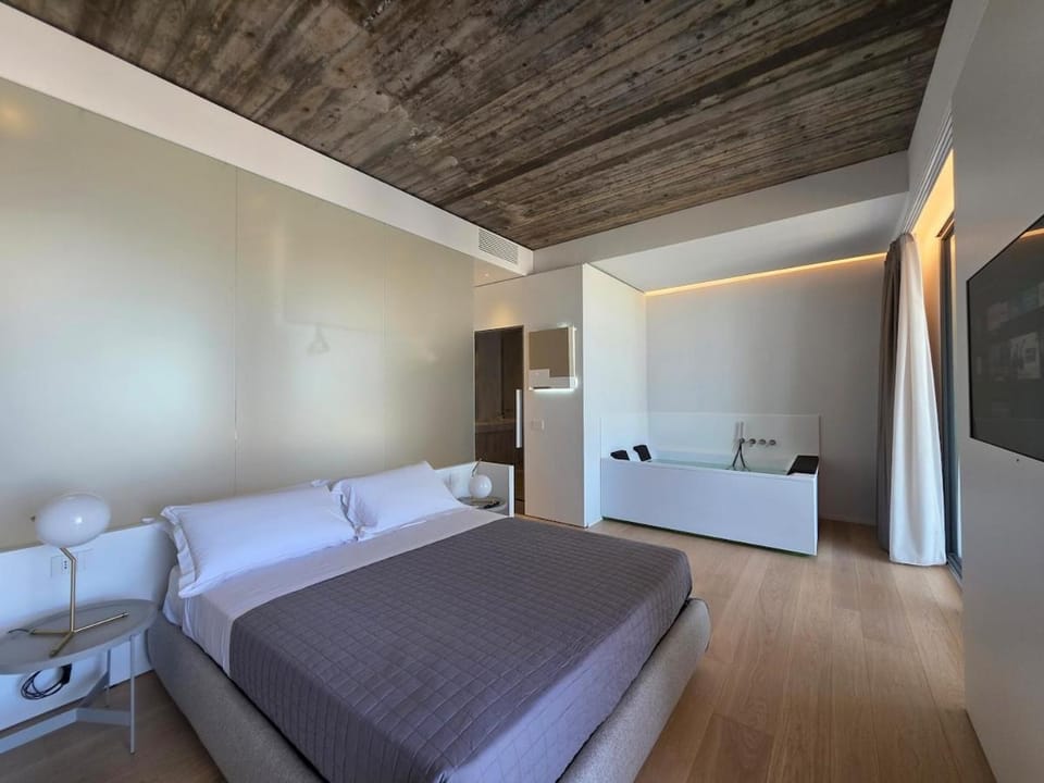 Bed, TV and multimedia, Photo of the whole room, Bedroom