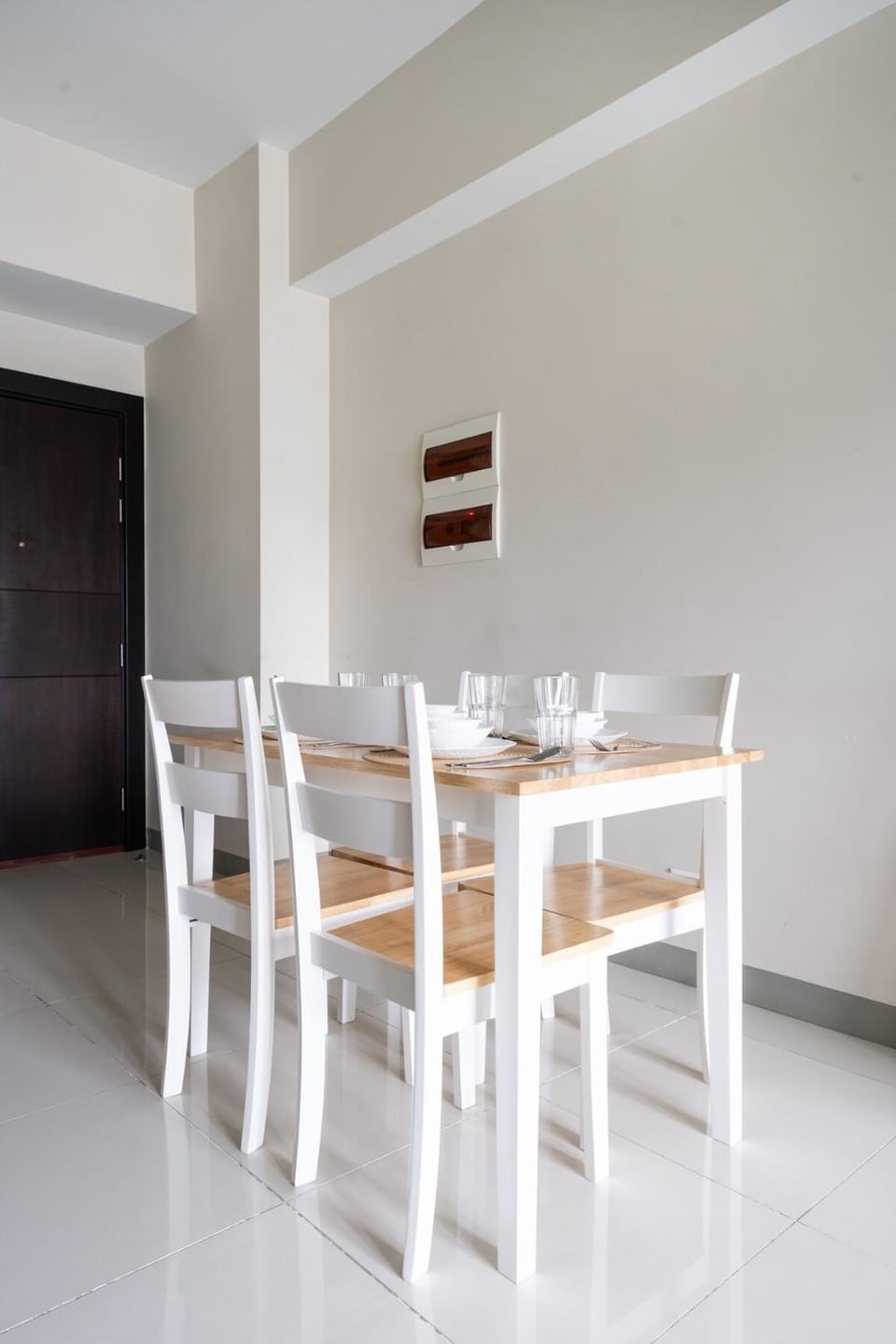 Uptown Parksuites BGC Stylish 2BR Fast WiFi Washer Balcony Apartment in Makati