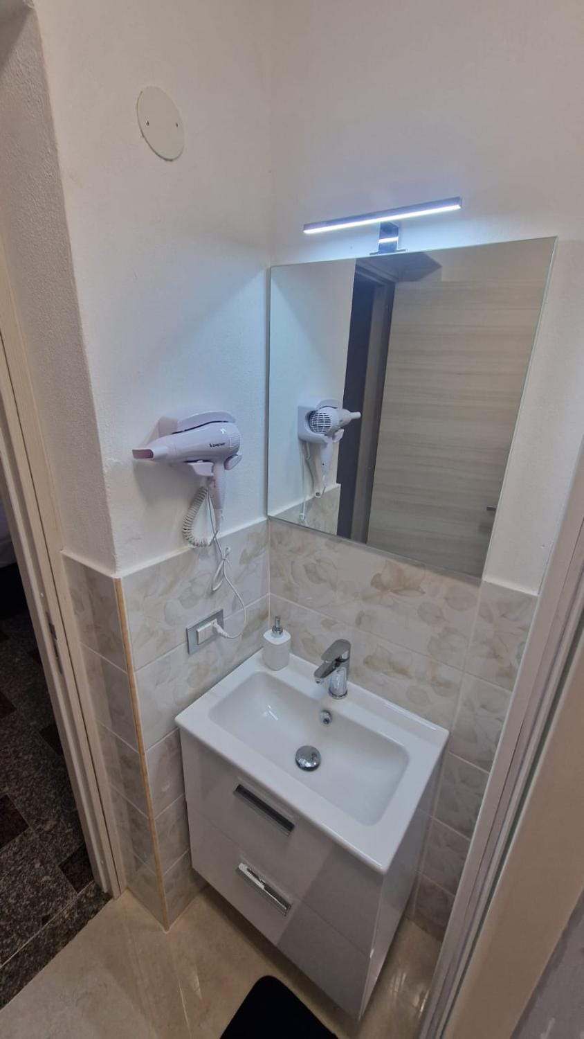 Shower, Bathroom, hair dryier