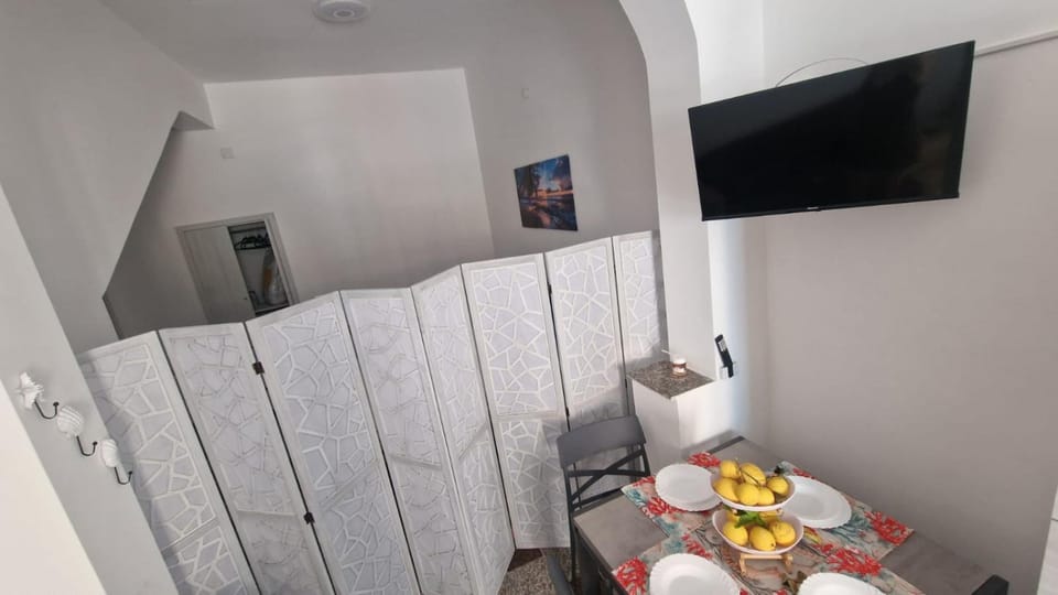 Communal lounge/ TV room, TV and multimedia, Living room, Food and drinks, Seating area, Dining area, Evening entertainment, Food