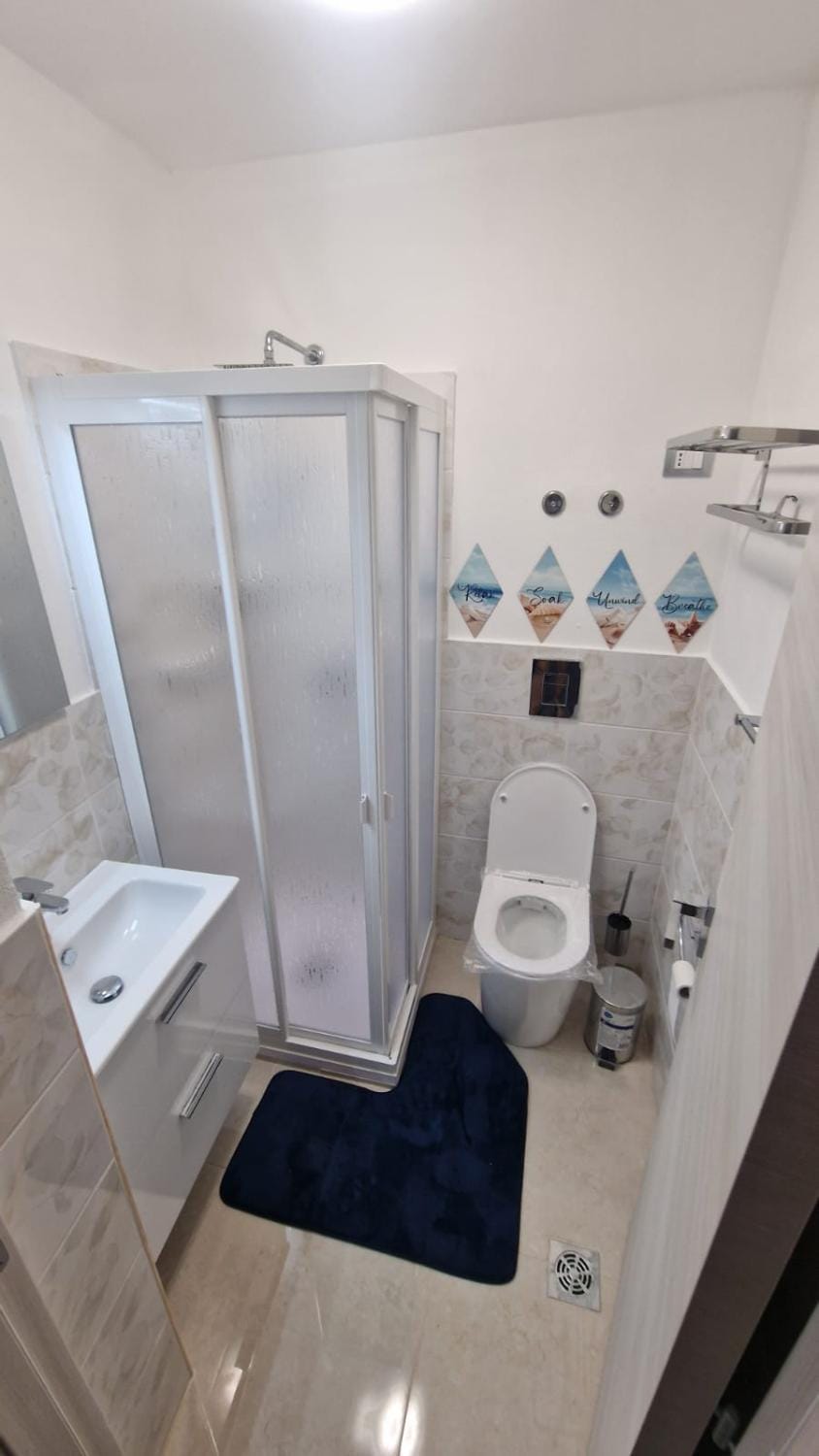 Shower, Toilet, Bathroom, bidet, towels