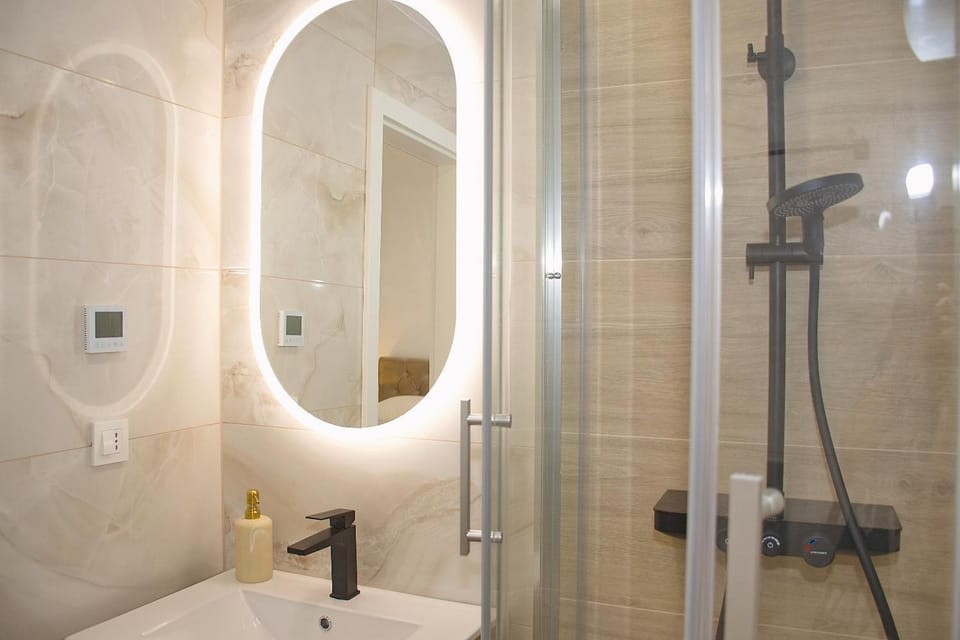 Shower, Toilet, Bathroom, towels
