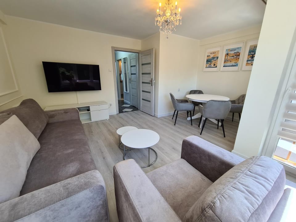 Communal lounge/ TV room, TV and multimedia, Living room, Seating area, Dining area
