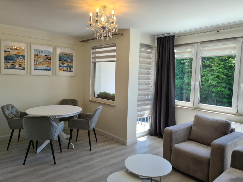 Seating area, Dining area