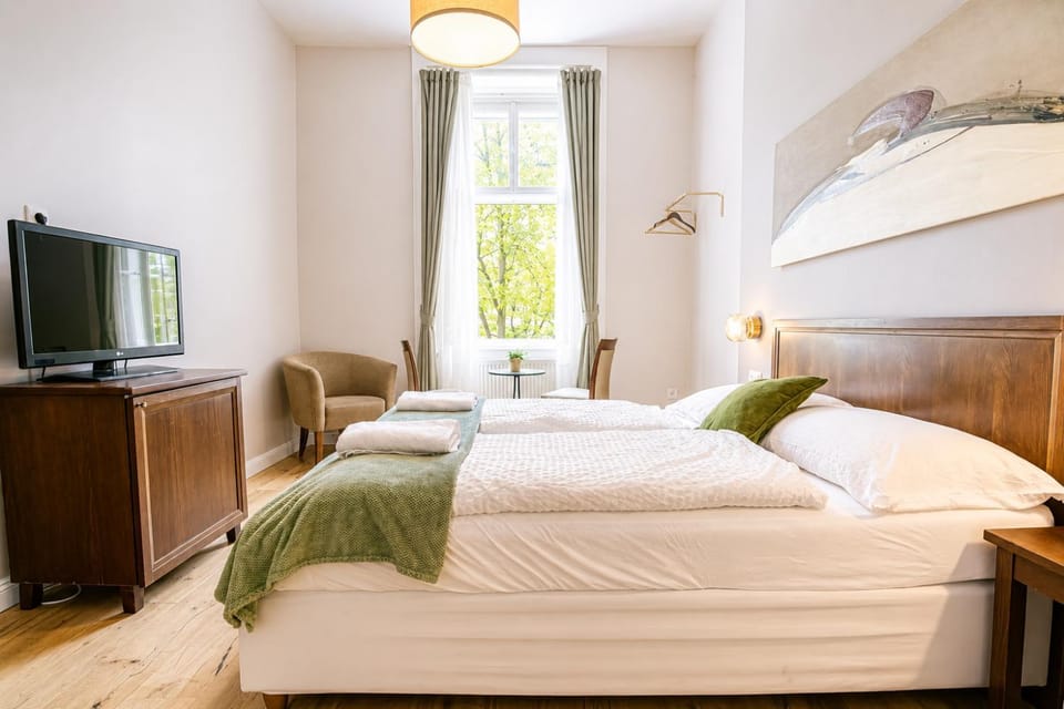 Bed, TV and multimedia, Bedroom