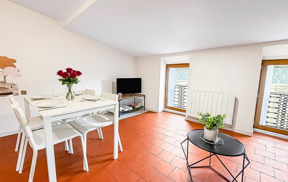 Communal lounge/ TV room, TV and multimedia, Living room, Seating area, Dining area, Evening entertainment