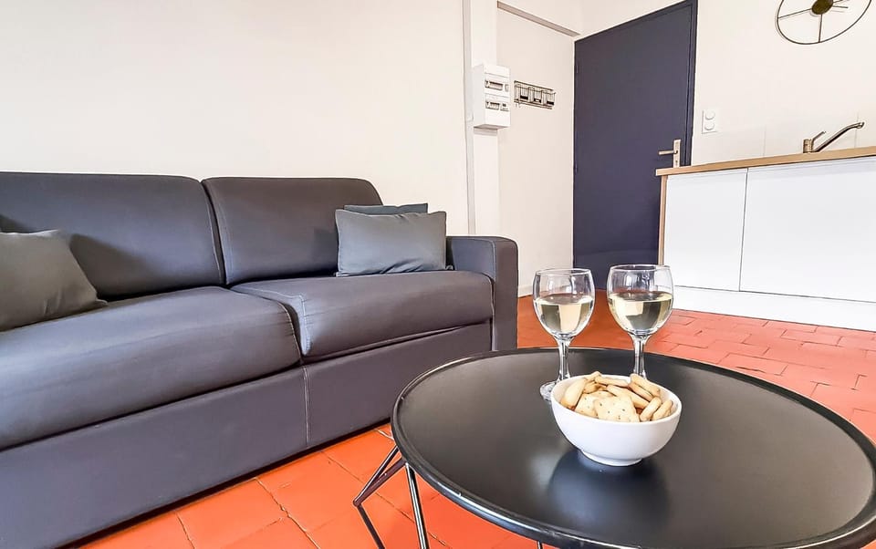 Living room, Food and drinks, Seating area, Dining area, Drinks