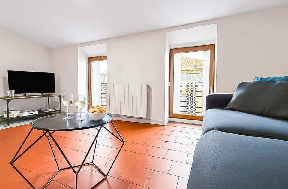Communal lounge/ TV room, TV and multimedia, Living room, Seating area, Dining area, Evening entertainment, internet