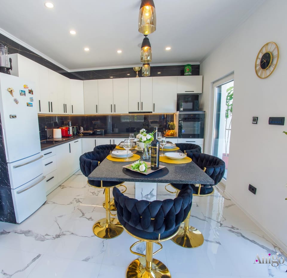 Kitchen or kitchenette, Dining area, oven, stove