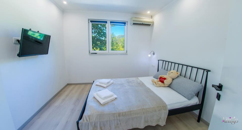 Bed, TV and multimedia, Photo of the whole room, Bedroom, towels, air conditioner