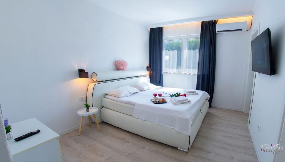 Bed, TV and multimedia, Photo of the whole room, Bedroom, towels, air conditioner