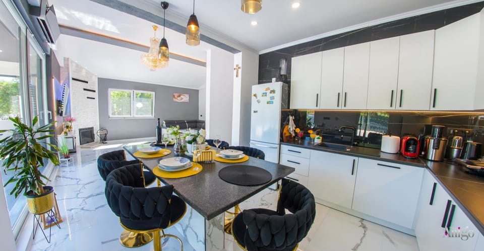 Kitchen or kitchenette, Seating area, Dining area, oven, stove