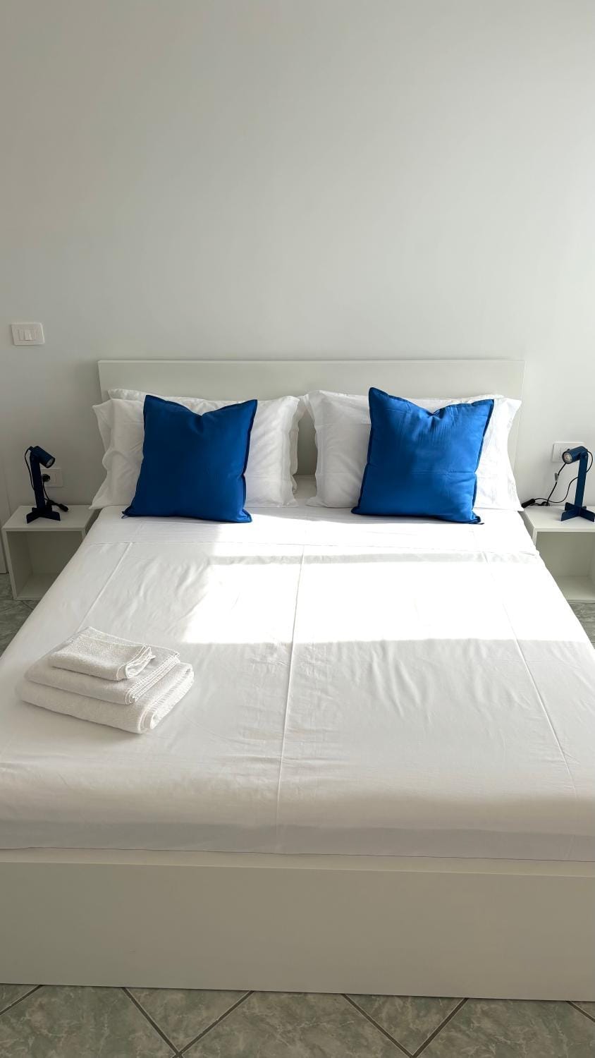 Bed, Bedroom, towels