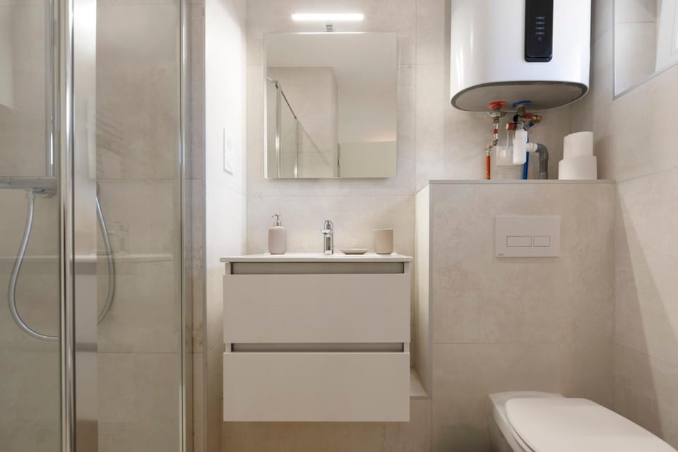 Shower, Toilet, Bathroom, towels