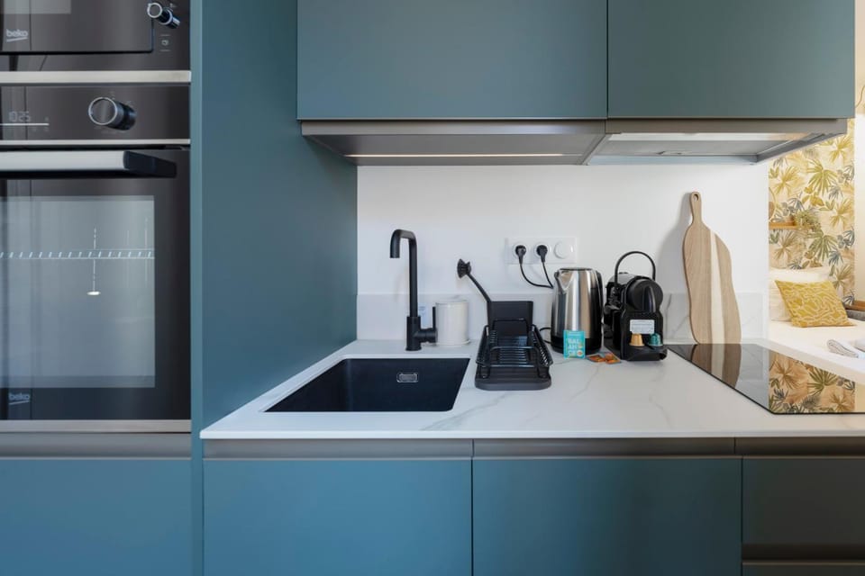 Coffee/tea facilities, Kitchen or kitchenette, stove, toaster