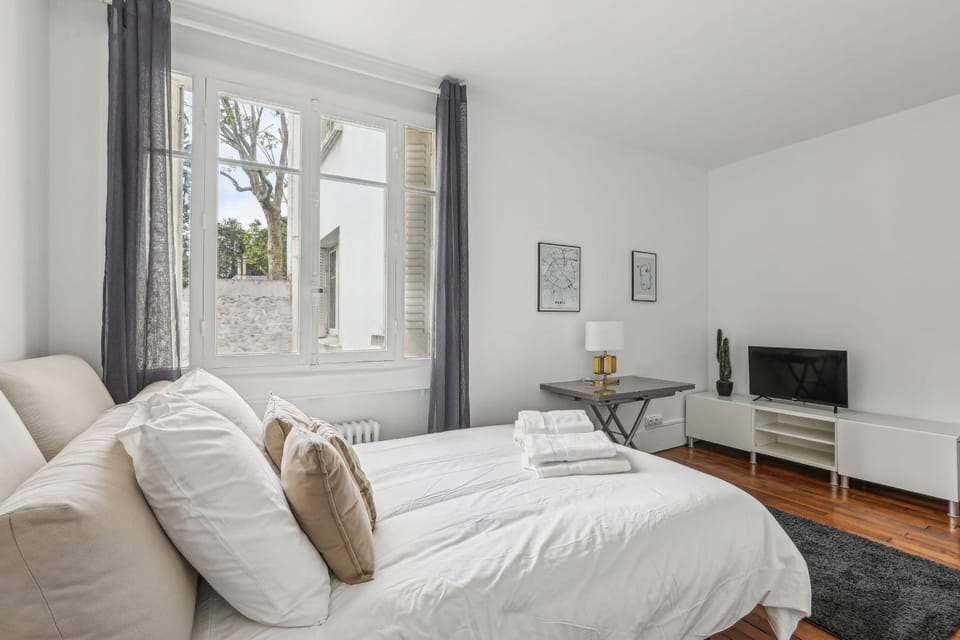 Bed, Living room, Seating area