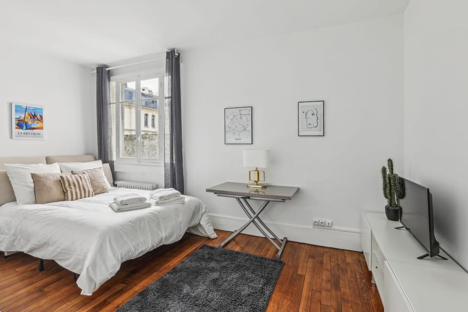 Bed, Living room, Seating area